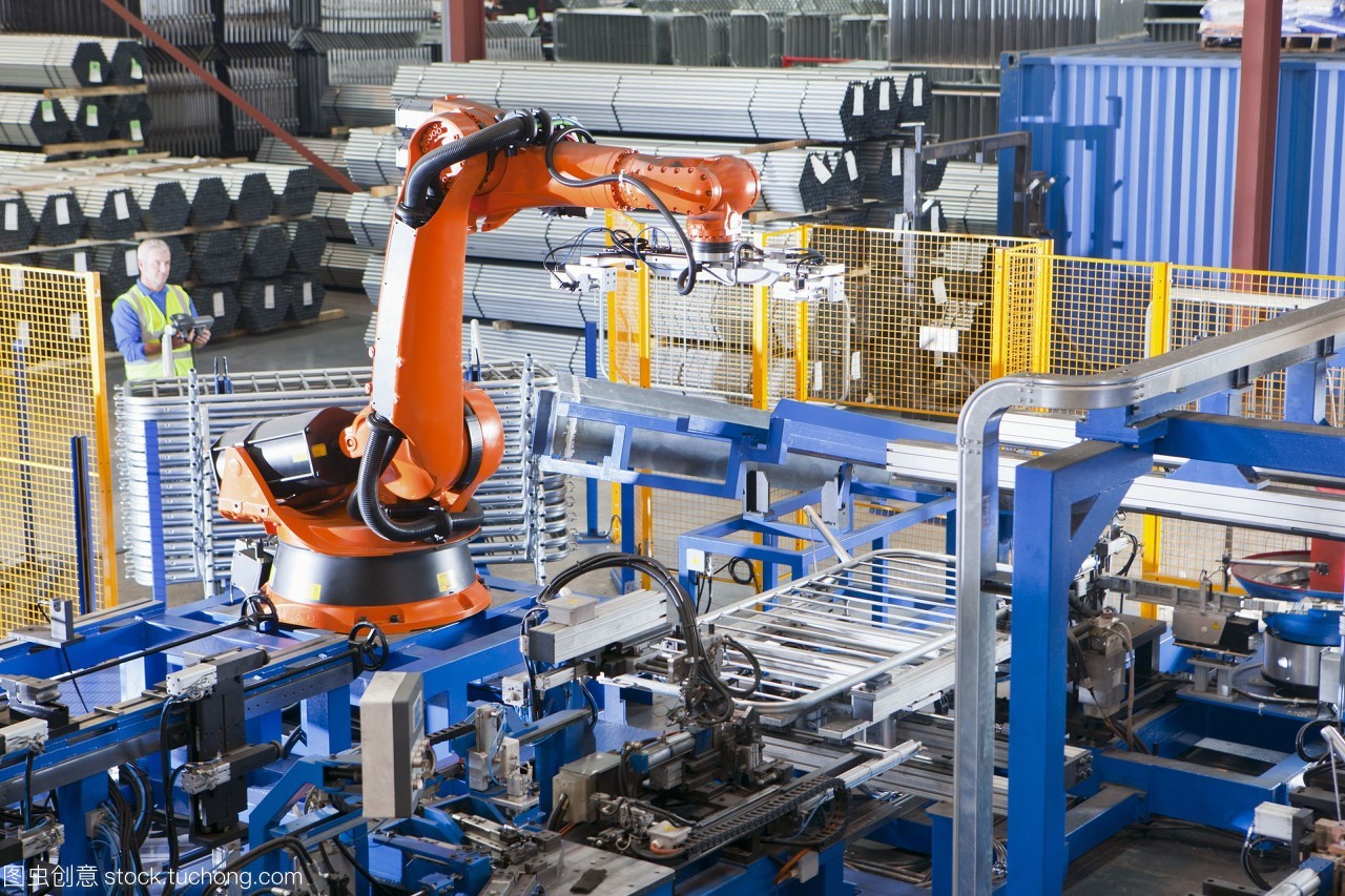 工人在制造工廠的生產(chǎn)線上控制機械吊裝