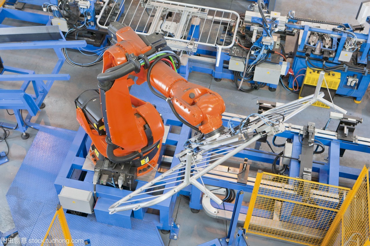 機械機械在制造工廠的生產(chǎn)線上吊起鋼圍欄