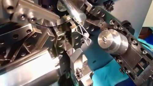 彈簧的機械化生產過程,按這樣的速度,一天能生產多少啊