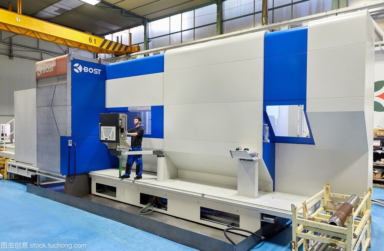 加工中心。數(shù)控。臥式轉(zhuǎn)彎和銑床。機(jī)械工具的設(shè)計(jì),制造和安裝。gipuzkoabasquecountry,西班牙,e…