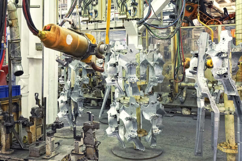 制造汽車的機(jī)械手臂